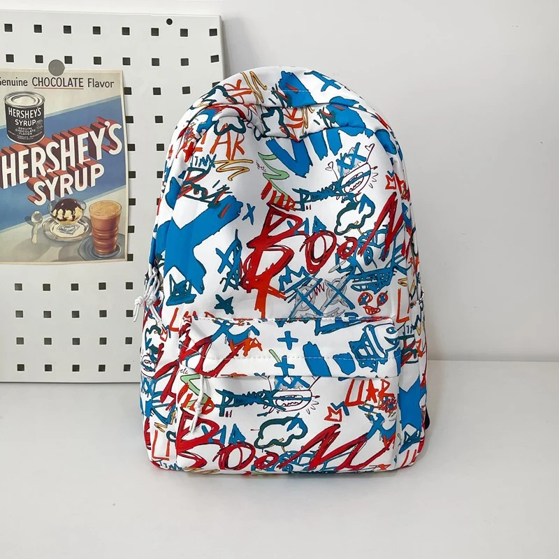 Schulrucksack mit künstlerischem Graffiti-Print