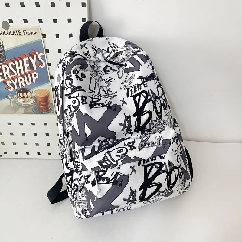 Schulrucksack mit künstlerischem Graffiti-Print