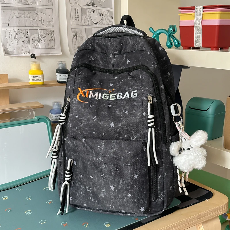 Schulrucksack mit Sternmuster und mehreren Fächern