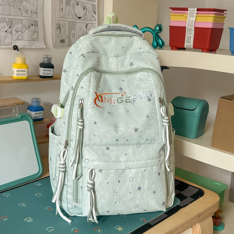 Schulrucksack mit Sternmuster und mehreren Fächern
