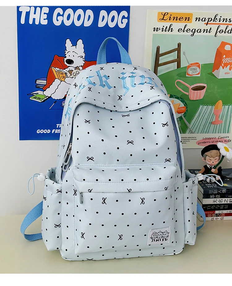 Klassischer gepunkteter Schulrucksack