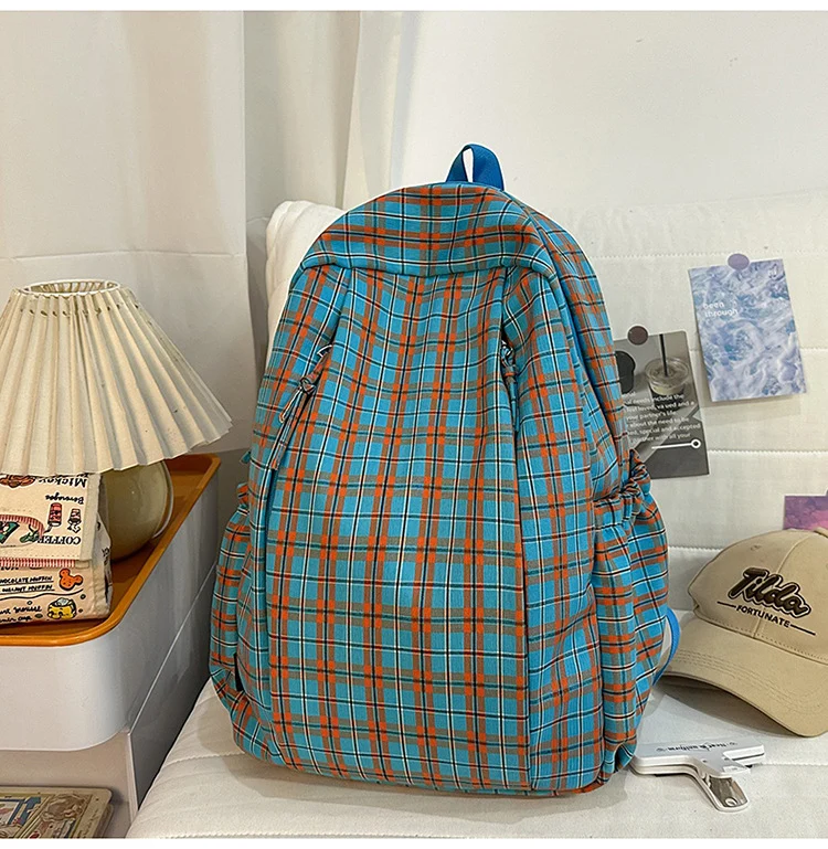 Lässige karierte Schultasche