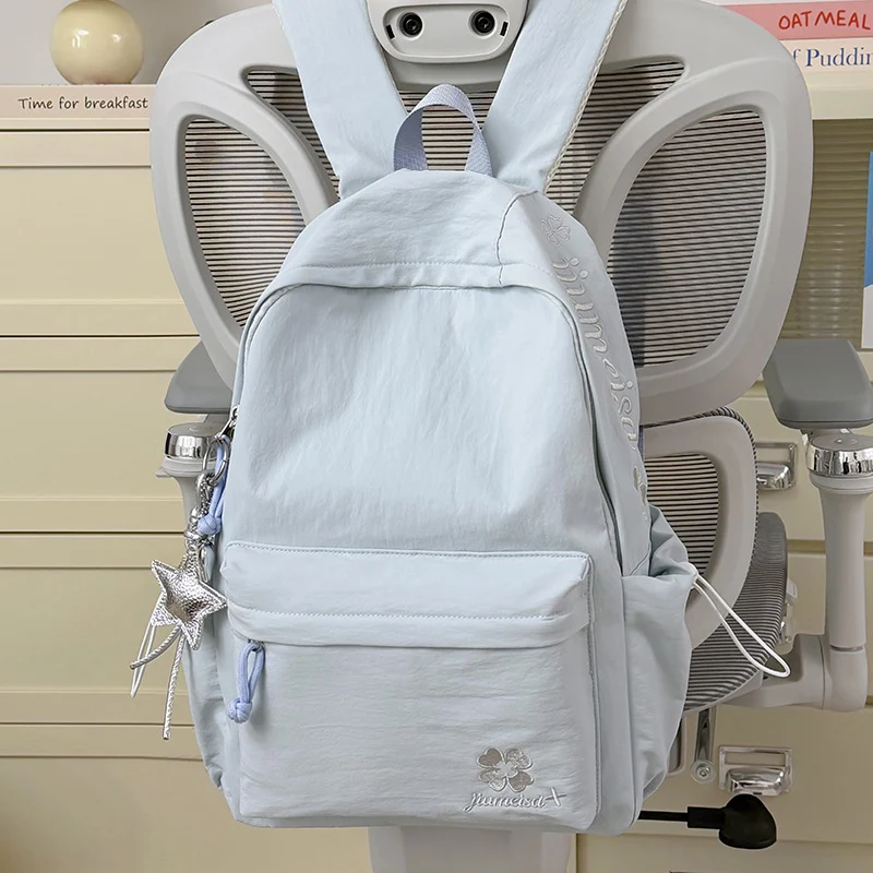 Leichter Schulrucksack mit mehreren Fächern