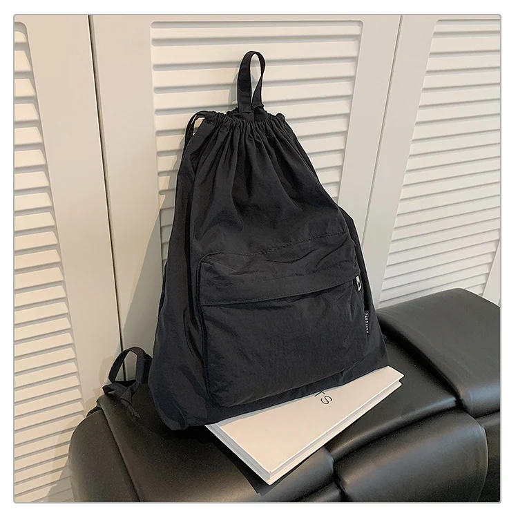 Leichter Schulrucksack mit Kordelzug
