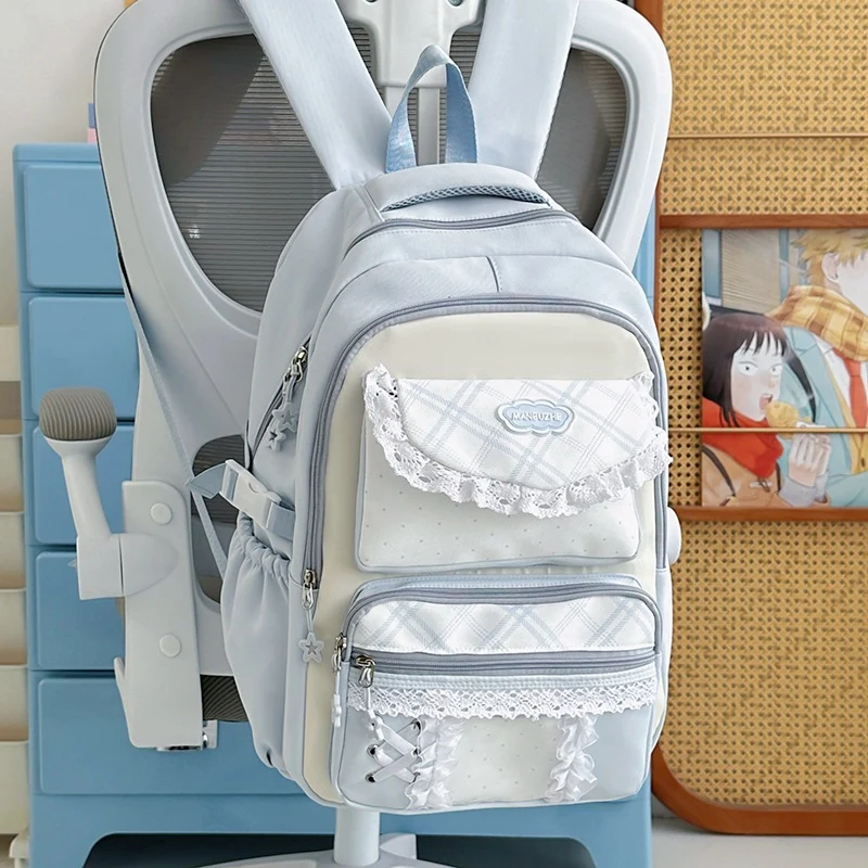 Modischer Schulrucksack mit Rüschenklappe