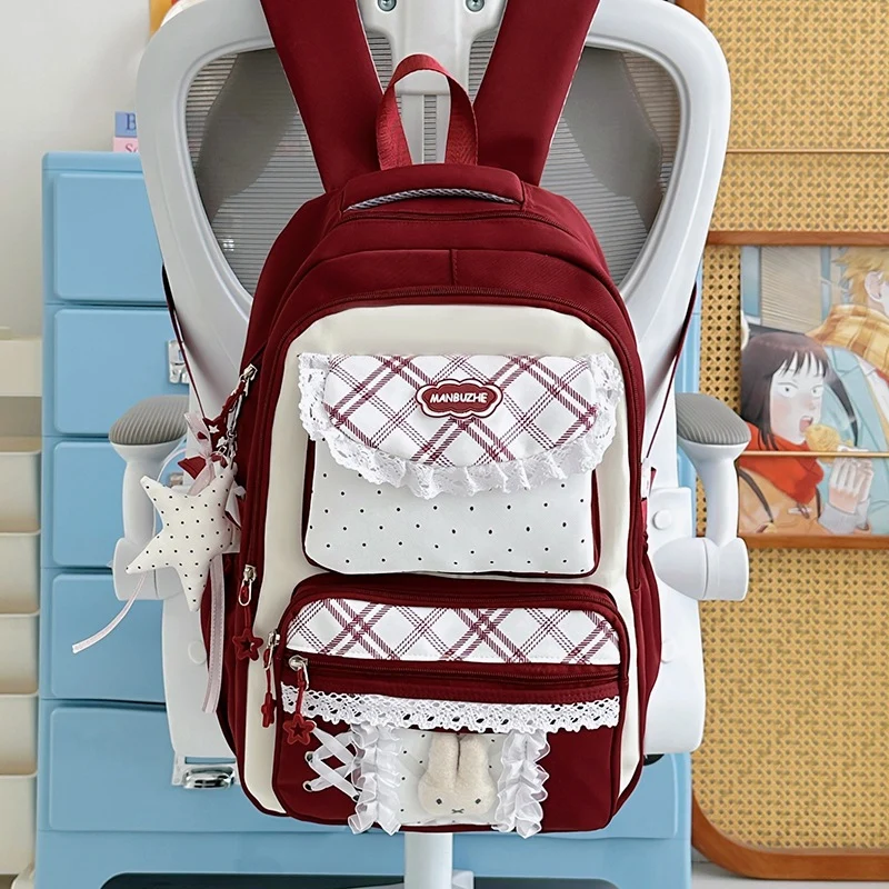 Modischer Schulrucksack mit Rüschenklappe