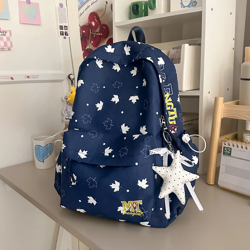 Moderner Schulrucksack mit Blattmuster