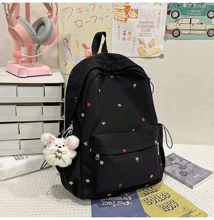 Bestickter Schulrucksack mit Muster