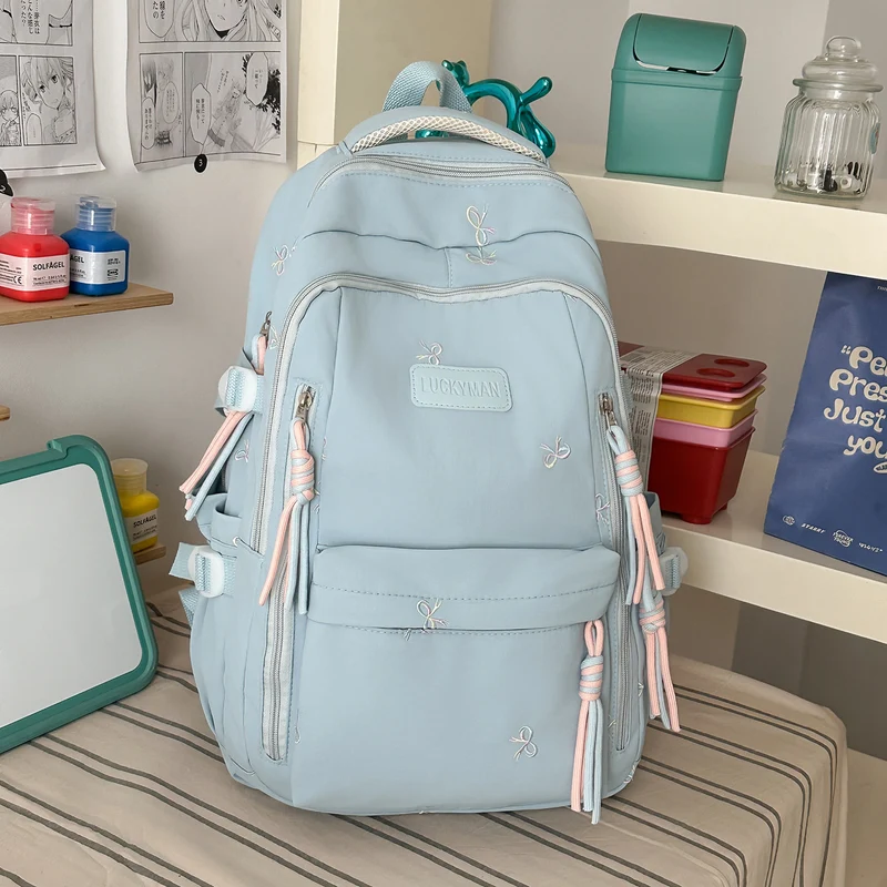Bestickter Schulrucksack mit vielen Taschen