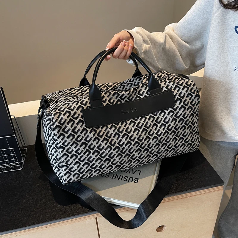 Sportliche Reisetasche mit strapazierfähigem Material und praktischen Fächern