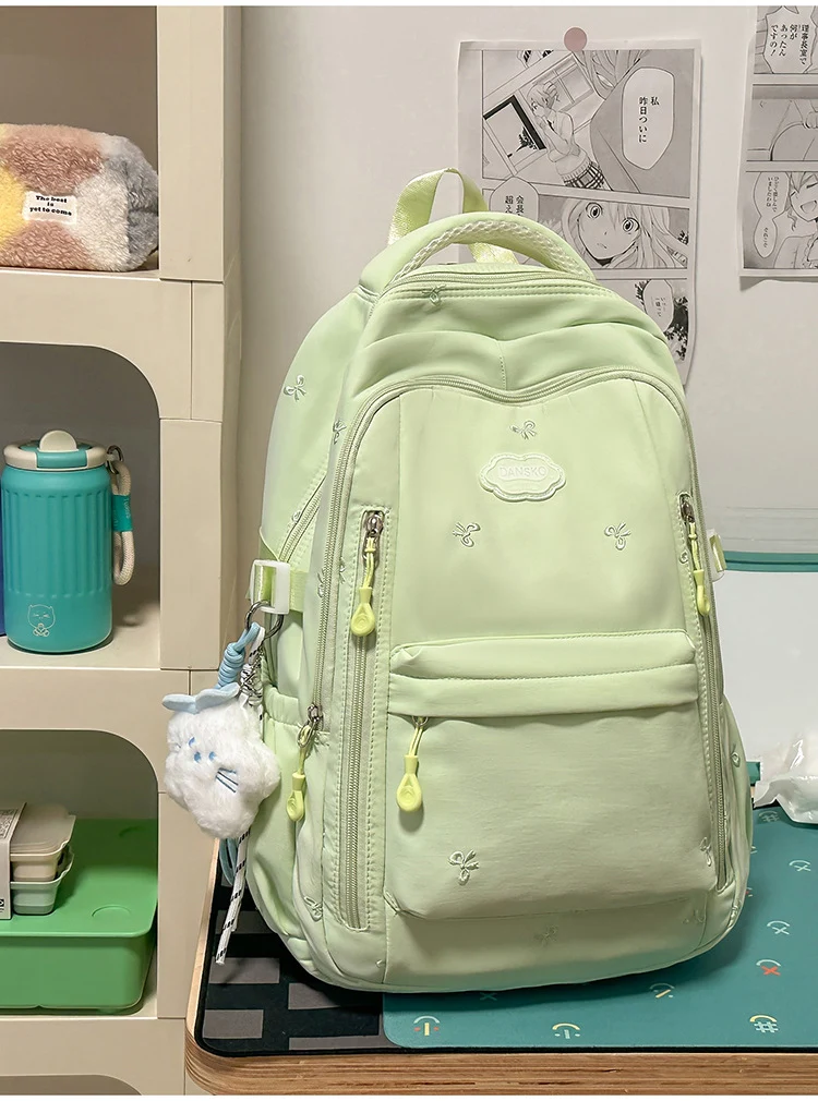 Bestickter Schulrucksack mit mehreren Fächern