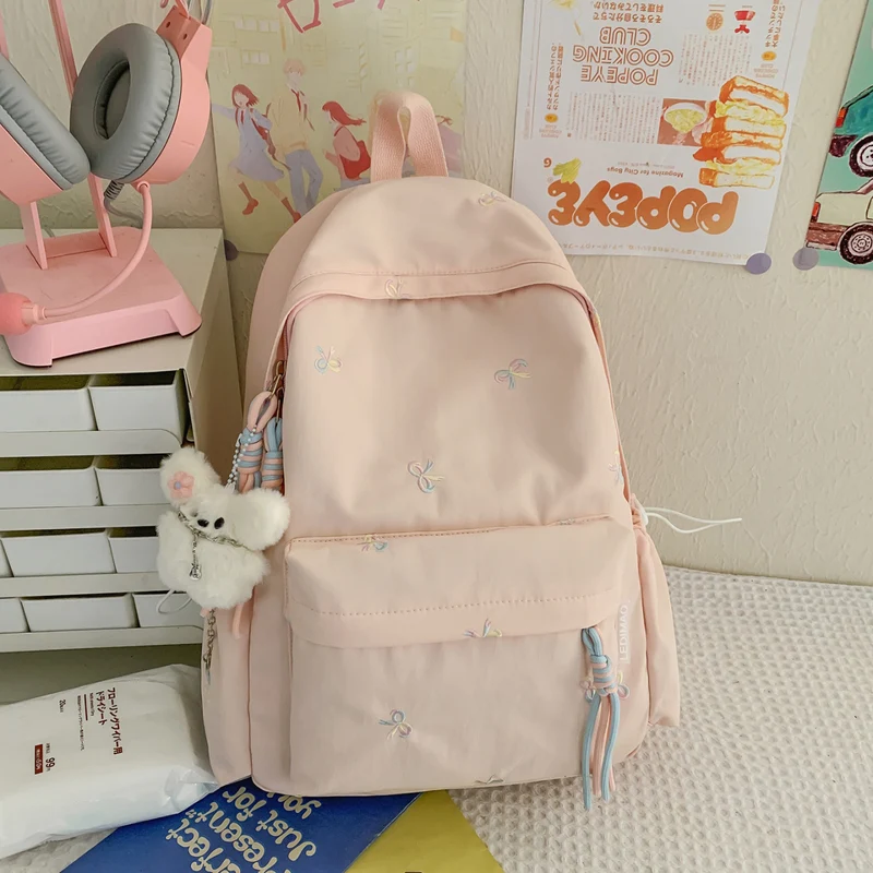 Bestickter Schulrucksack mit Blumenmuster