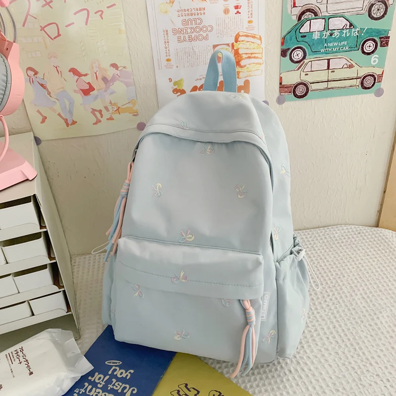 Bestickter Schulrucksack mit Blumenmuster