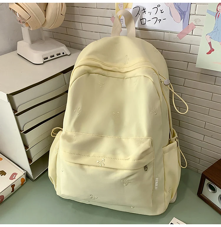 Bestickter Schulrucksack mit Blumenmuster