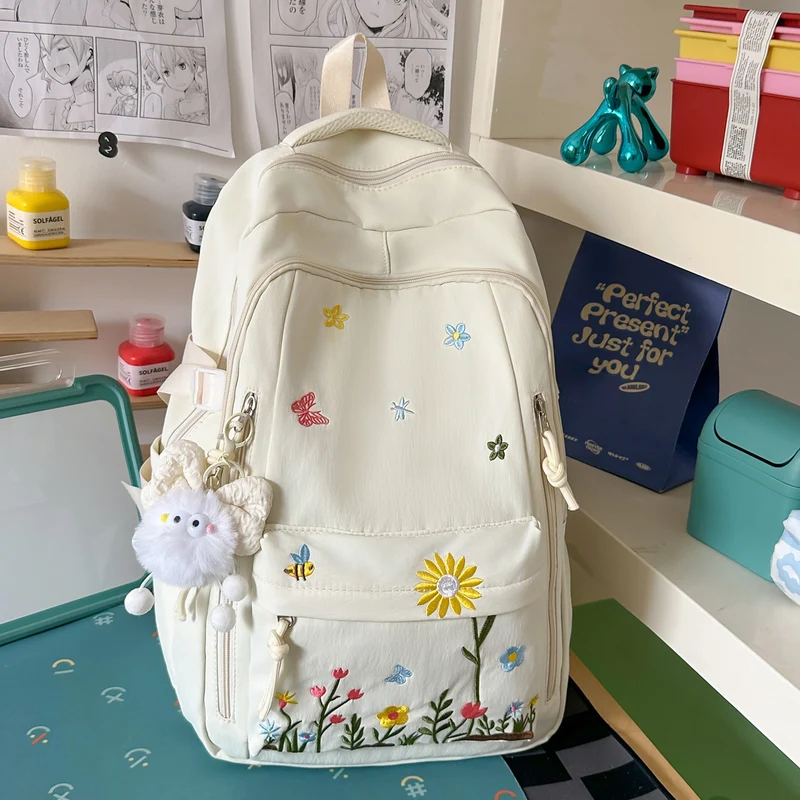 Bestickter Schulrucksack mit Blumendetail