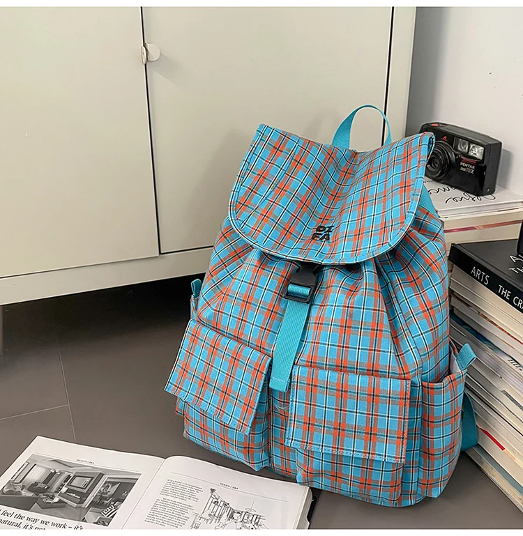 Karierter Schulrucksack mit Utility-Funktionen
