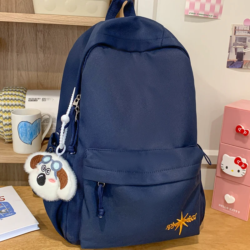 Klassischer Schulrucksack aus Stoff mit Reißverschluss