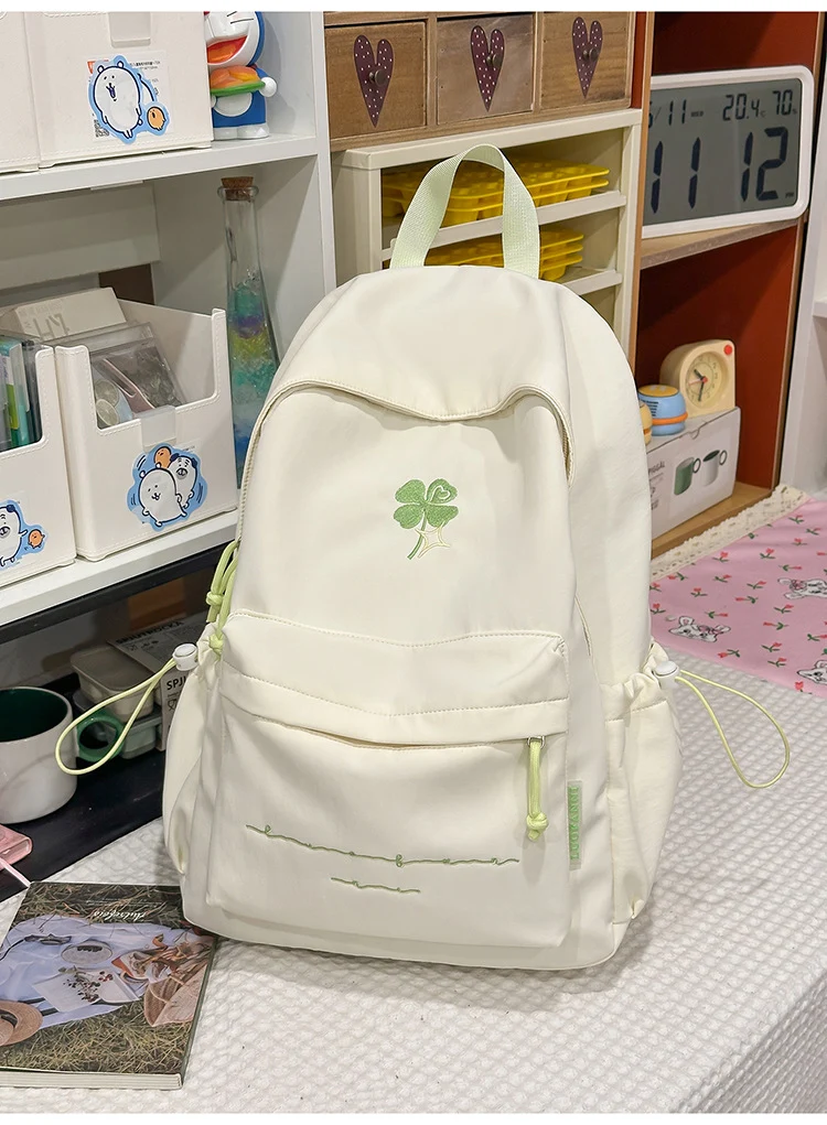 Klassischer bestickter Schulrucksack