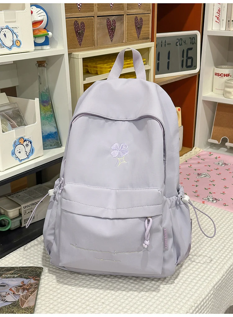 Klassischer bestickter Schulrucksack