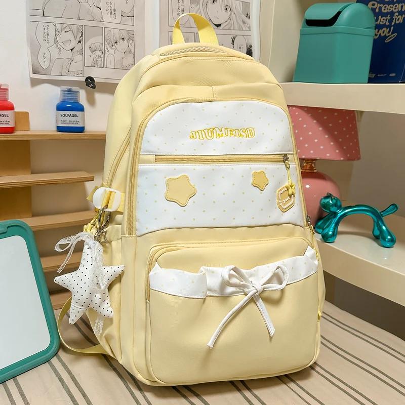 Stylischer lässiger Schulrucksack mit Polka Dots