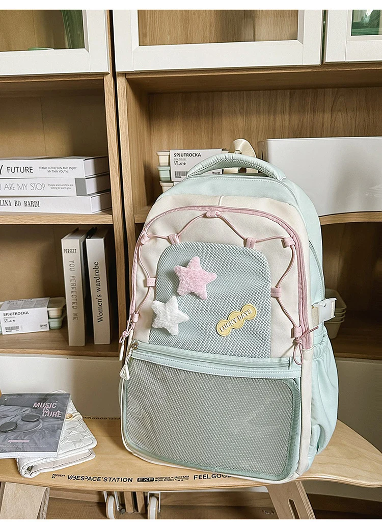 Kreativer Schulrucksack mit Sternenverzierung