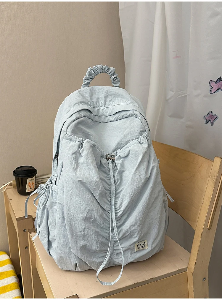 Klassischer Schulrucksack aus geknittertem Stoff
