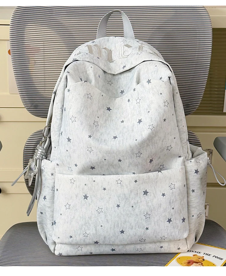 Schulrucksack mit Sternenmuster und mehreren Fächern