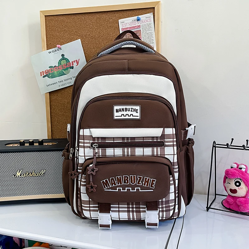 Klassischer Schulrucksack mit Karomuster