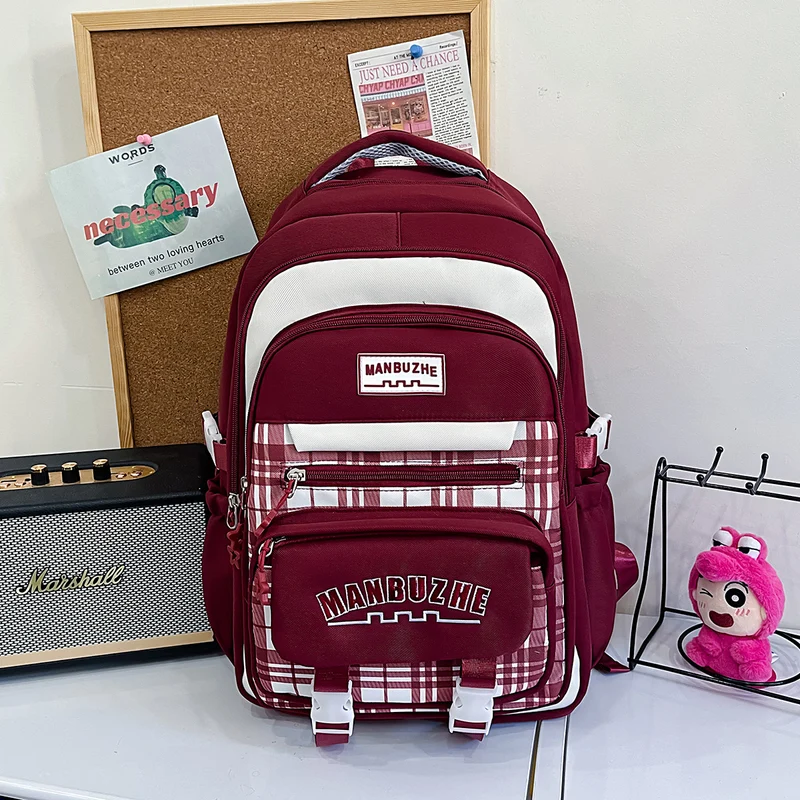 Klassischer Schulrucksack mit Karomuster