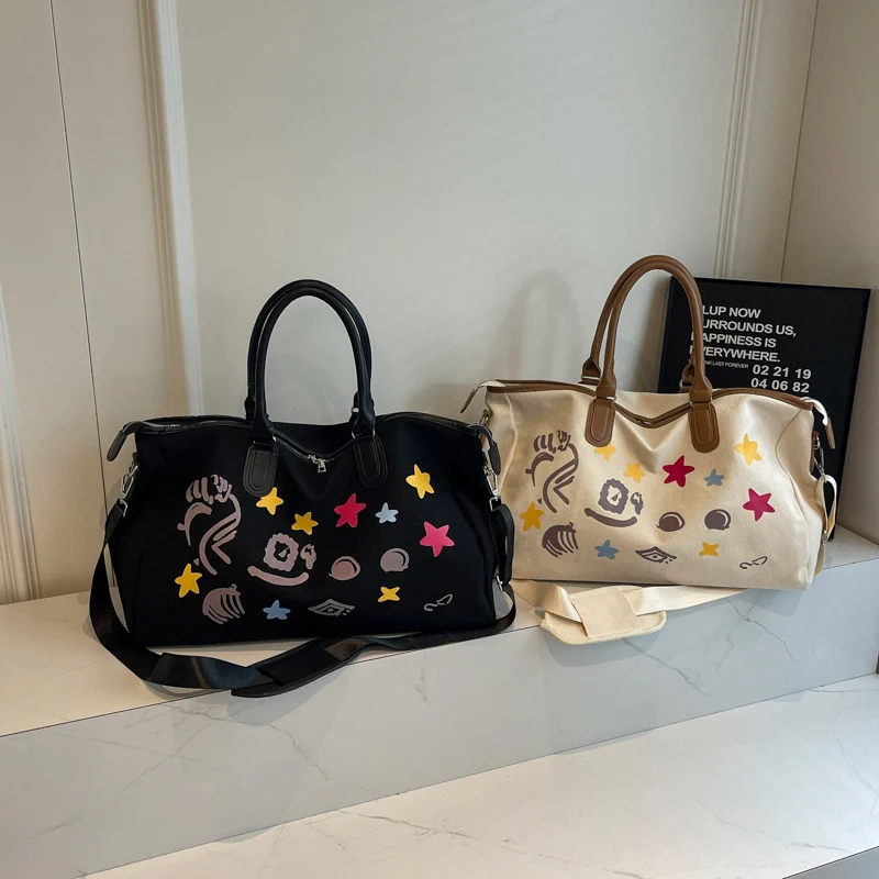 Sportliche Reisetasche mit kreativen Applikationen Skanto
