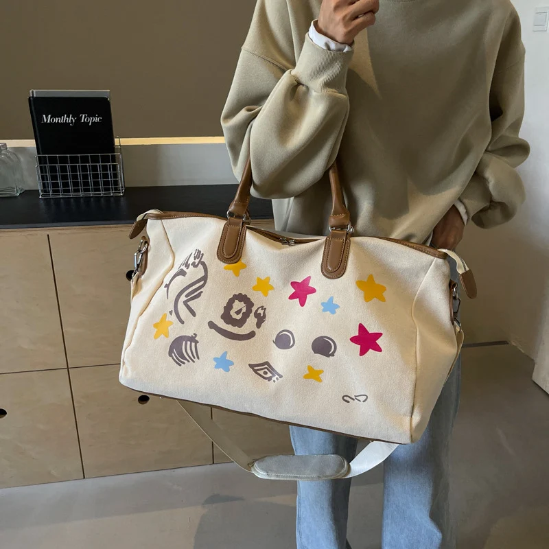 Sportliche Reisetasche mit kreativen Applikationen Skanto