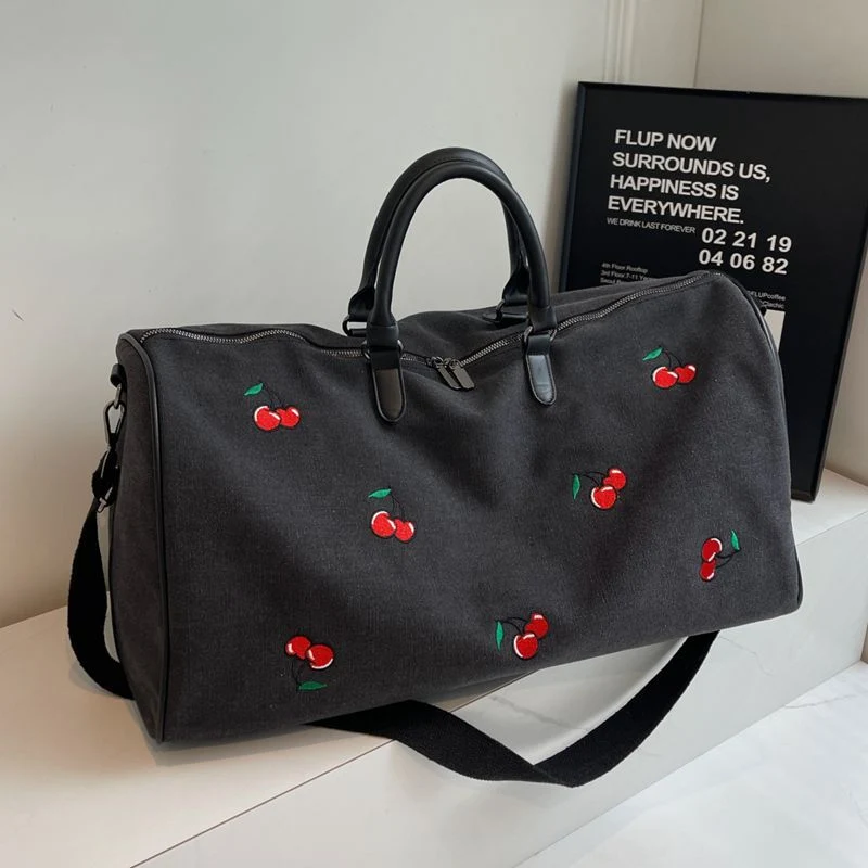 Sportliche Wochenendtasche mit verspieltem Kirschmuster Skanto
