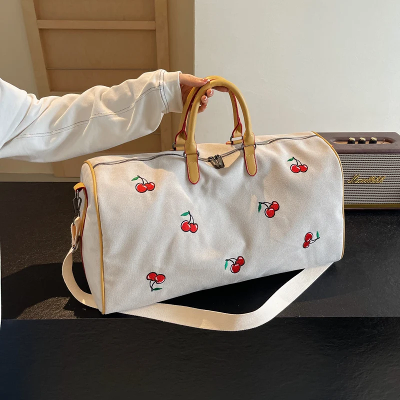 Sportliche Wochenendtasche mit verspieltem Kirschmuster Skanto
