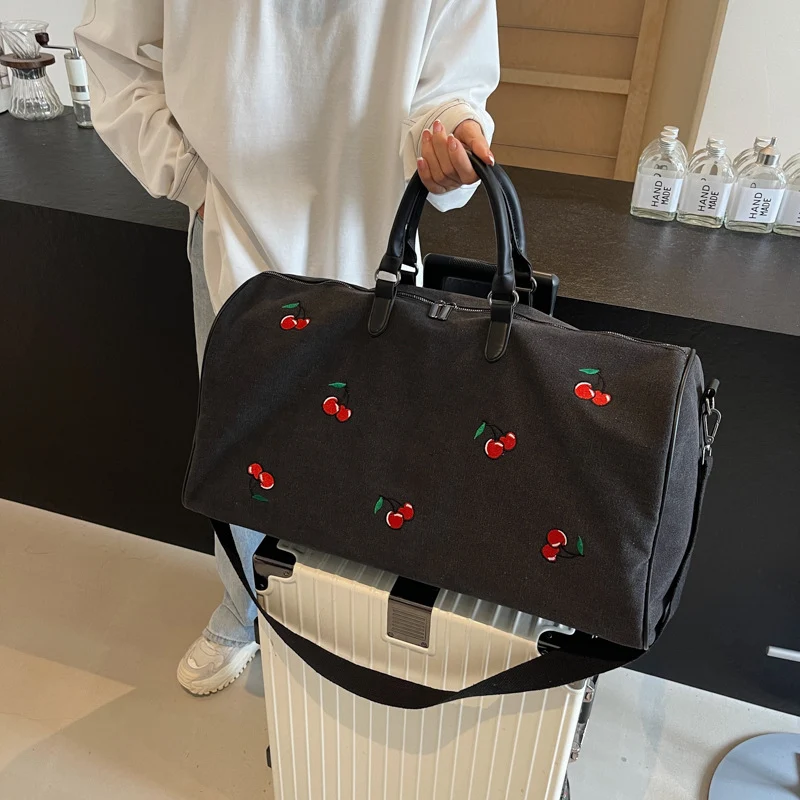 Sportliche Wochenendtasche mit verspieltem Kirschmuster Skanto