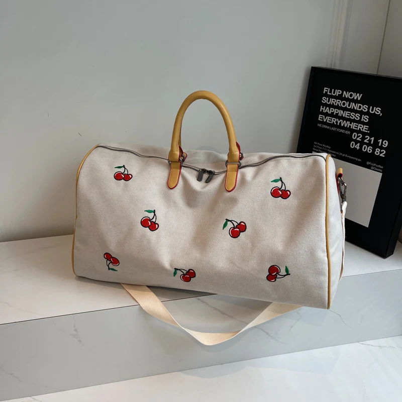 Sportliche Wochenendtasche mit verspieltem Kirschmuster Skanto