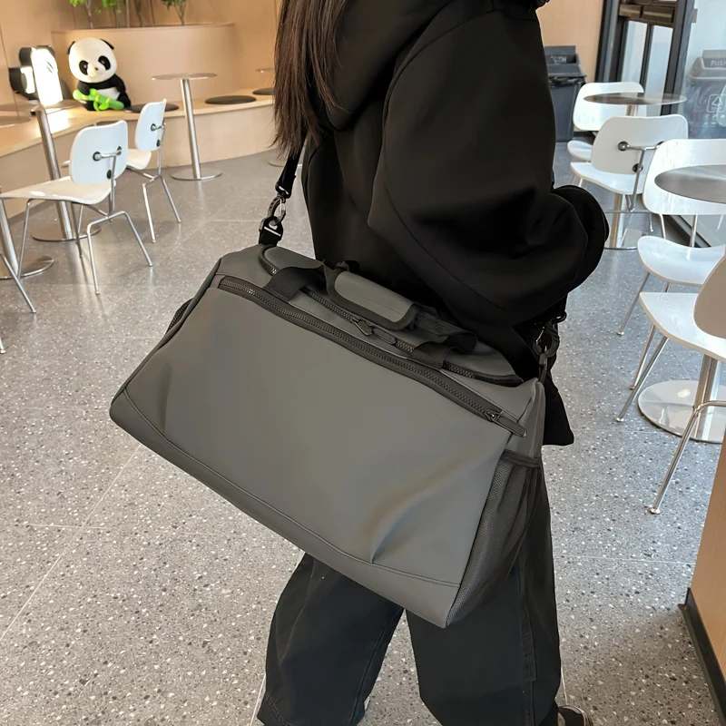 Sportliche Reisetasche mit verstärkten Griffen und mehreren Fächern Skanto