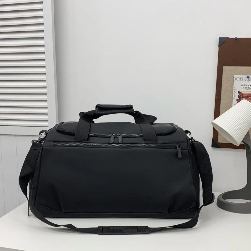Sportliche Reisetasche mit verstärkten Griffen und mehreren Fächern Skanto