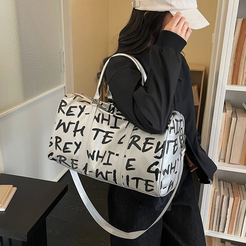 Sportliche Reisetasche mit innovativem Print Skanto