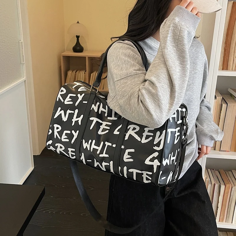 Sportliche Reisetasche mit innovativem Print Skanto
