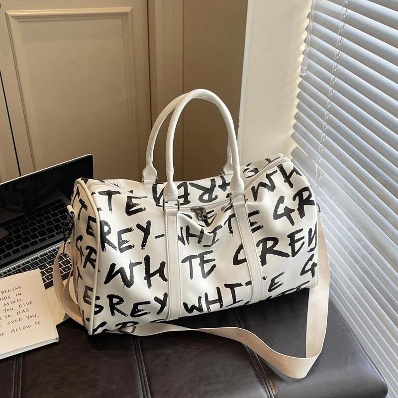 Sportliche Reisetasche mit innovativem Print Skanto