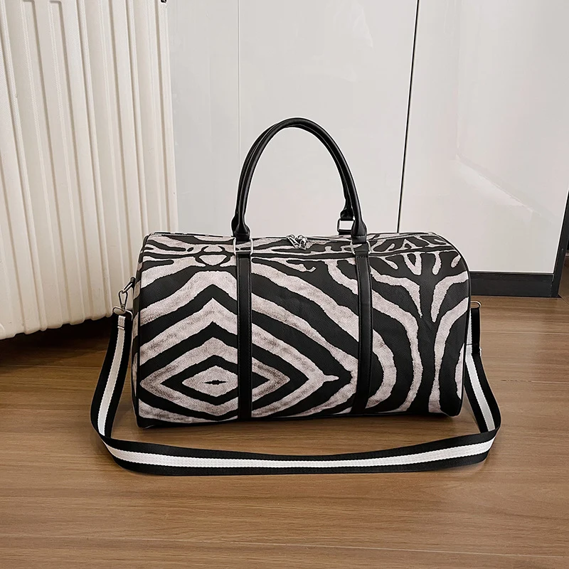 Sportliche Reisetasche im trendigen Zebra-Print Skanto