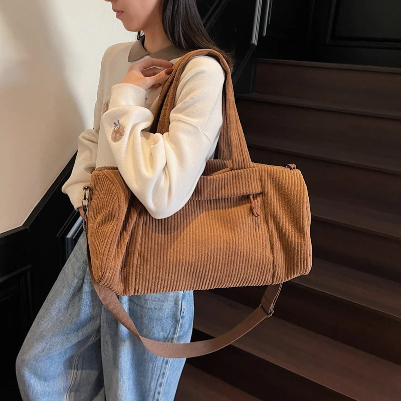 Sportliche Reisetasche aus flauschigem Cordmaterial mit verstellbarem Schultergurt Skanto