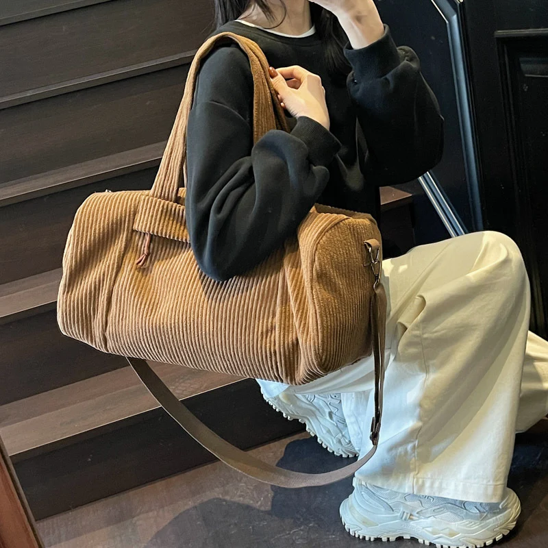 Sportliche Reisetasche aus flauschigem Cordmaterial mit verstellbarem Schultergurt Skanto
