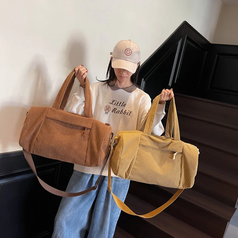 Sportliche Reisetasche aus flauschigem Cordmaterial mit verstellbarem Schultergurt Skanto