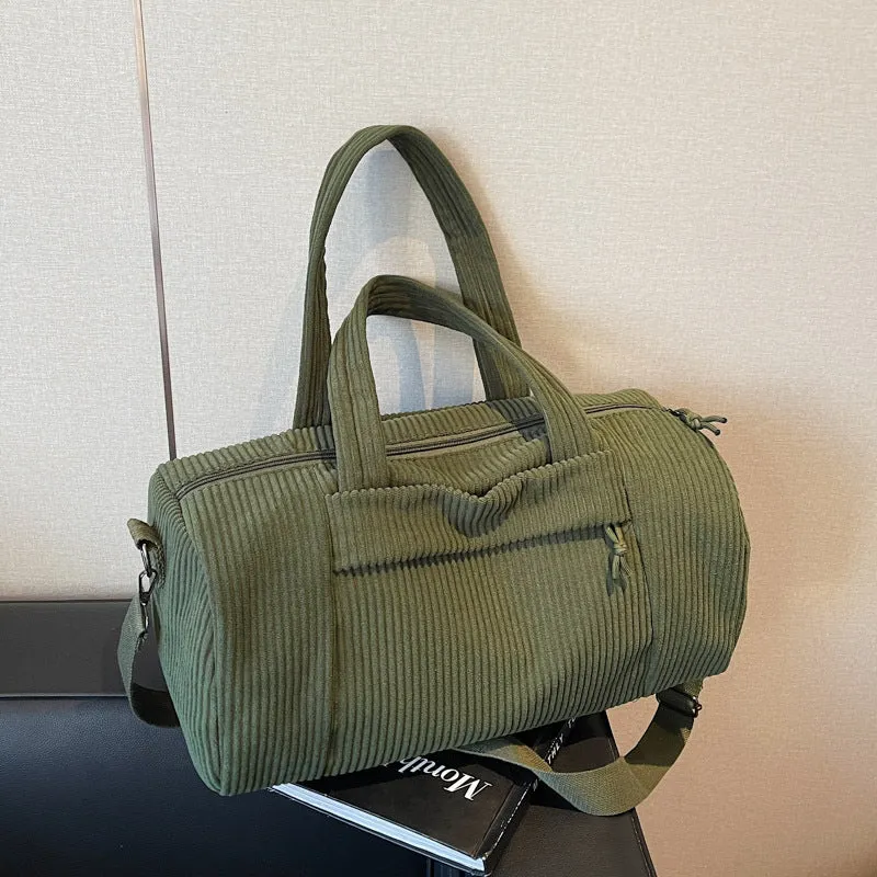 Sportliche Reisetasche aus flauschigem Cordmaterial mit verstellbarem Schultergurt Skanto