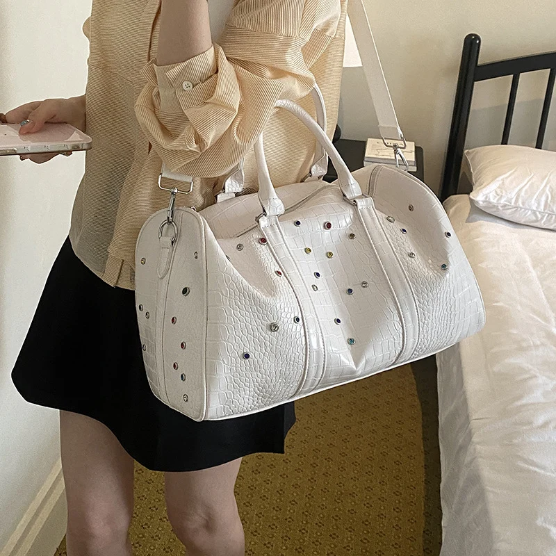 Moderne Reisetasche mit strukturierter Oberfläche und vielseitigem Innenraum Skanto