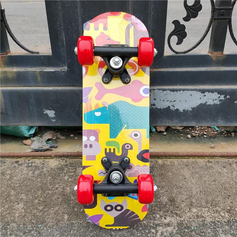 Mini-Skateboard mit Cartoon-Motiv Skanto