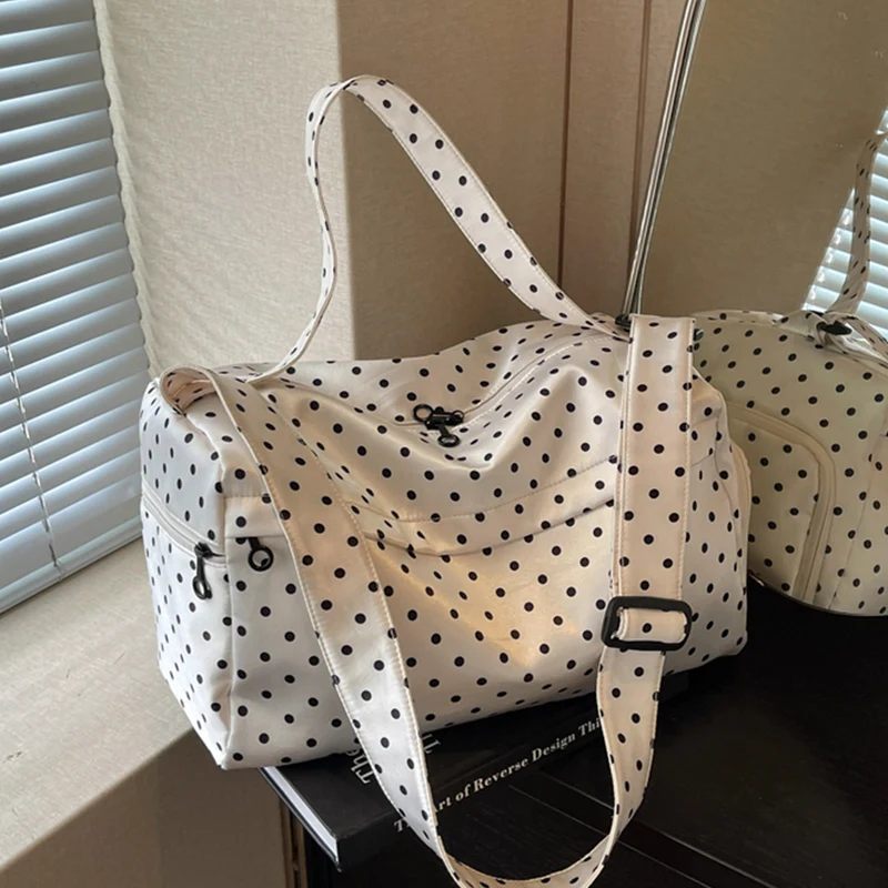 Moderne Sport- und Reisetasche mit Polka-Dot-Design Skanto