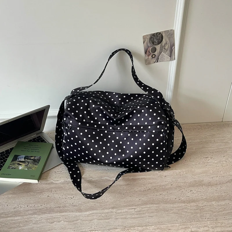 Moderne Sport- und Reisetasche mit Polka-Dot-Design Skanto