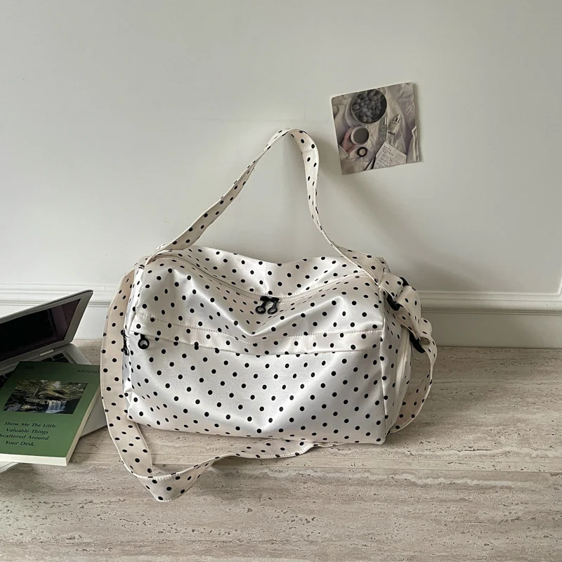 Moderne Sport- und Reisetasche mit Polka-Dot-Design Skanto